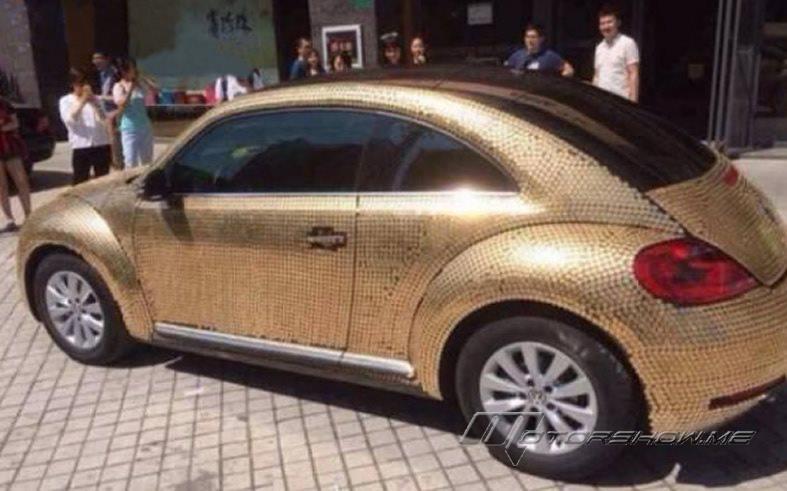 تعديل عجيب يغطي سيارة فولكس فاجن بيتيل ب10 آلاف عملة نقدية