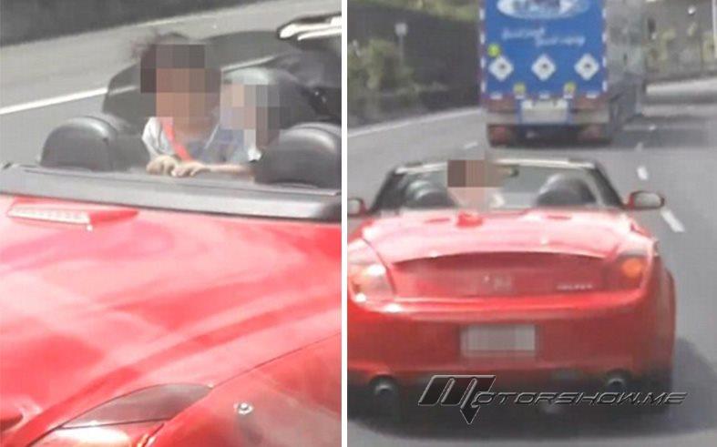بالفيديو: طفل واقف في المقعد الخلفي على متن سيارة مكشوفة... أين أهله؟ 