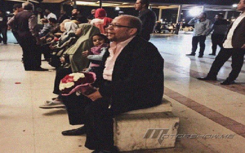 بالصور: رومانسية رجل مع زوجته في المطار تُشعل الإنترنت!