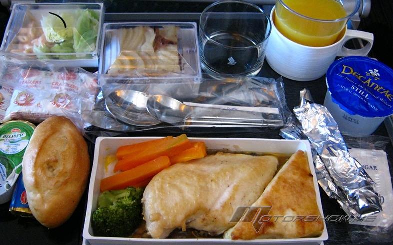 لهذا السبب يمكن للمسافر أن يطلب المزيد من الطعام على متن الطّائرة