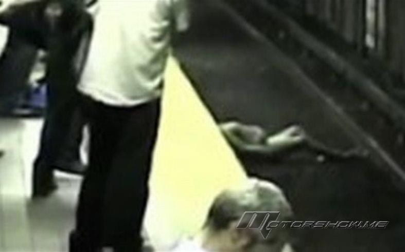 بالفيديو: أغمي عليها فوقعت على سكة القطار... قبل 60 ثانية من مروره!