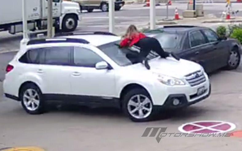 بالفيديو: شاهدت سيارتها تنسرق أمام عينها... استعادتها من السارق بقوّة! 