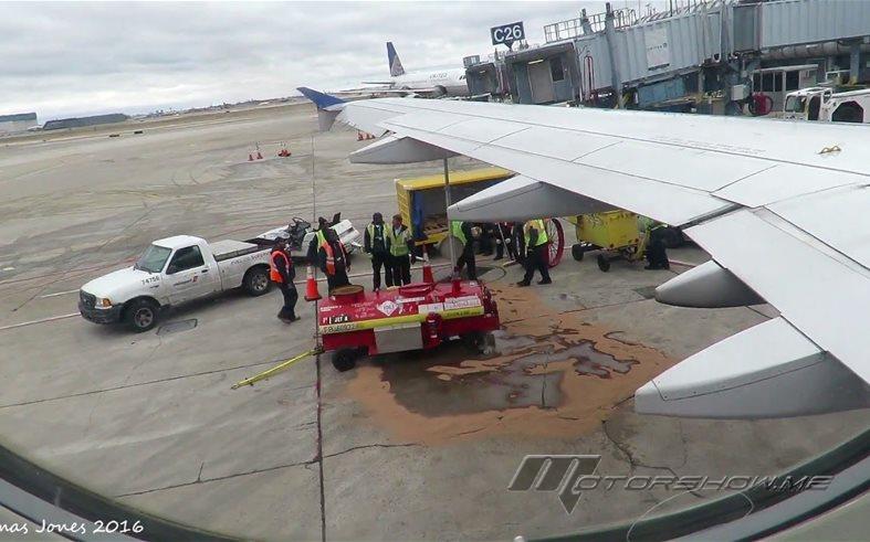 بالفيديو: ما شاهده الراكب من النافذة أدى إلى إلغاء رحلة الطائرة!