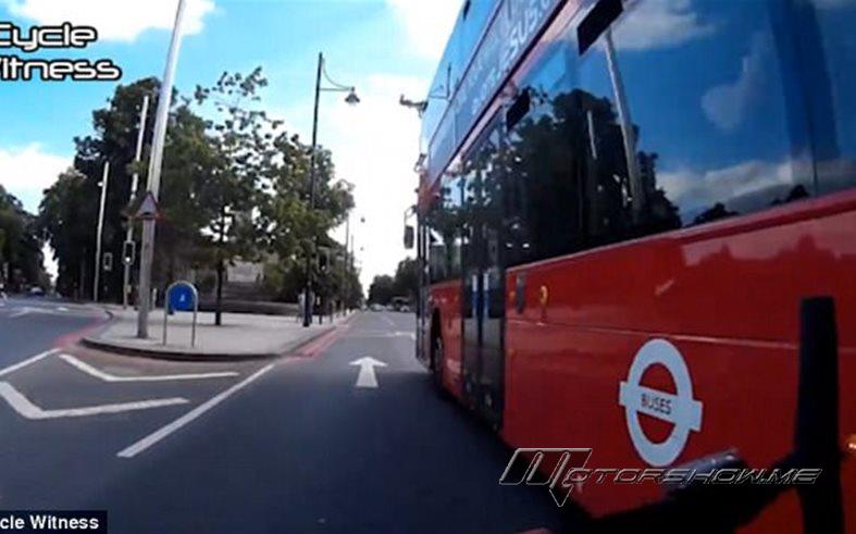 بالفيديو: حافلة تزعج سائق دراجة على الطريق... انتقم منه أشدّ انتقام! 