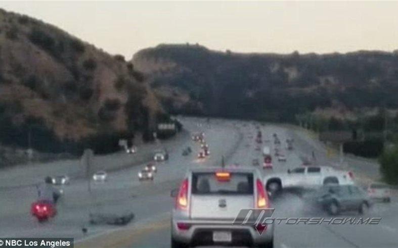 بالفيديو: سائق حاول صدم دراجة نارية على الطريق السريع... شاهدوا ماذا حصل معه! 