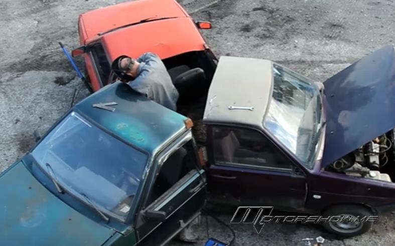 فيديو مثير لأغرب استعراض على الإطلاق بين ثلاث سيارات ملتصقة ببعضها