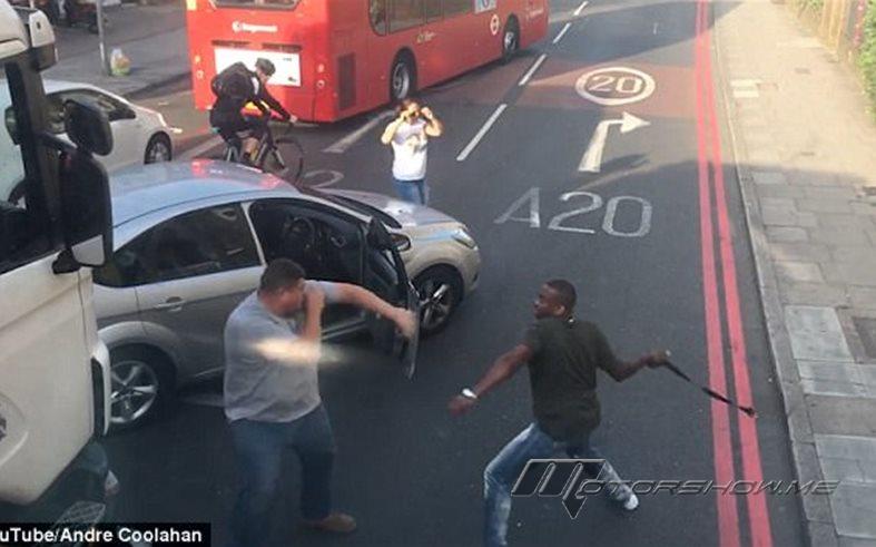 بالفيديو:  سائق سيارة يقوم بجلده سائق شاحنة بواسطة حزامه وسط الطريق... ماذا حصل؟ 