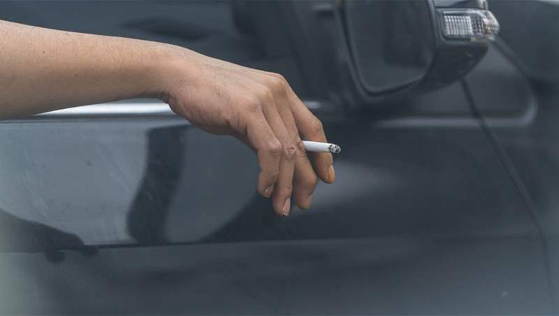 مش مسموح: رمي أعقاب السجائر خارج السيارة