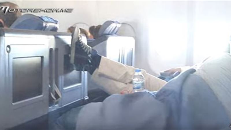 مش مسموح: إساءة استخدام شاشات الطائرة والمقاعد 